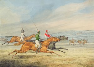 Steeplechasing: Drie ruiters galopperen naar rechts, toeschouwers op de achtergrond